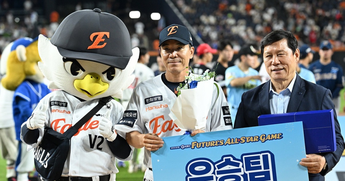 2026 KBO 퓨처스 올스타전 | 우승팀상 받는 북부 이대진 감독 [포토엔HD]
