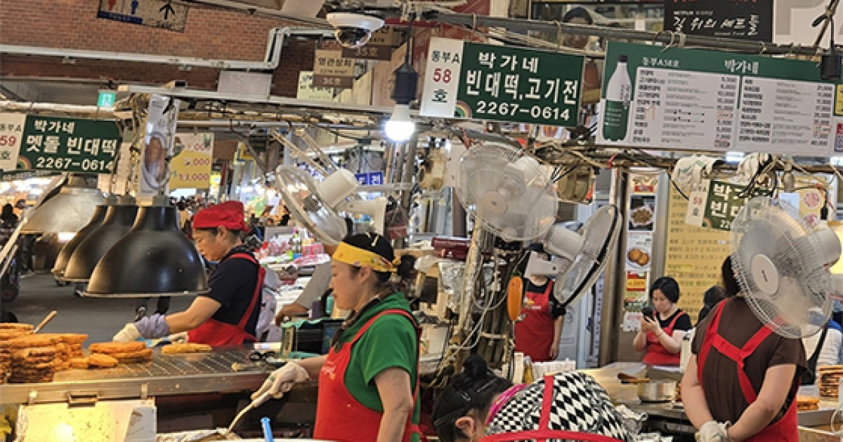 10분만 서 있어도 땀이 줄줄…전통시장 상인 “누가 오겠나”