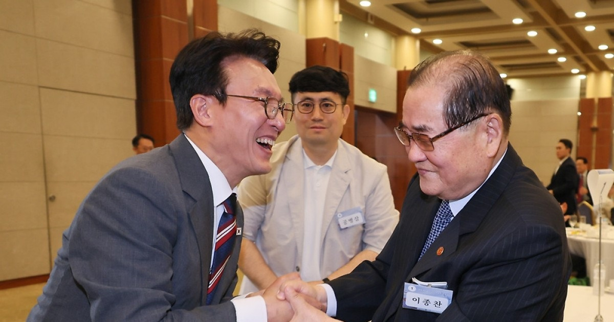 이종찬 광복회장과 인사하는 김민석 총리