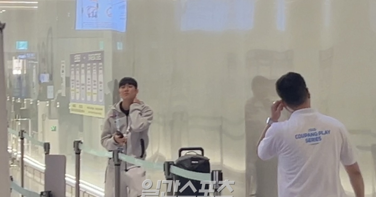 출국장서 돌아서는 양민혁