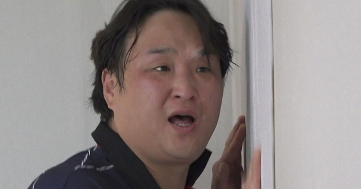 누수 피해 현장을 살피는 구성환