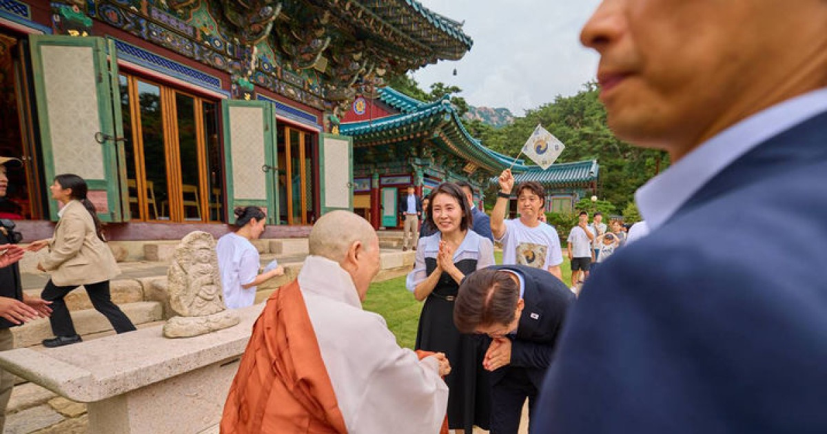 이재명 대통령, '진관사 방문해 합장 인사'