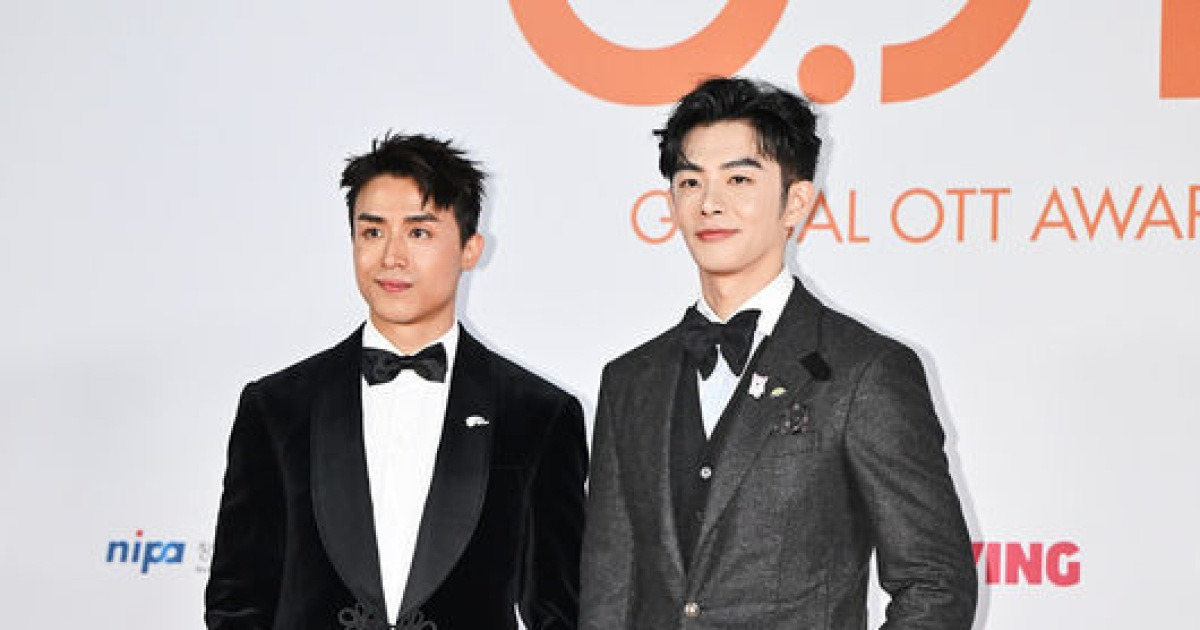 화제의 시상식 | 포즈 취하는 앤슨 콩과 에릭 샤오 [사진]