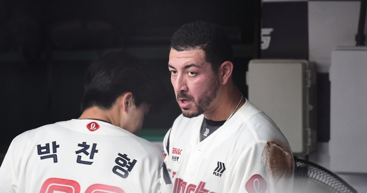 '투구 도중 넘어지기까지...' 이제 1이닝도 버겁다. 롯데 벨라스케즈 '⅔이닝 5실점' 몸도 마음도 만신창이[부산현장]