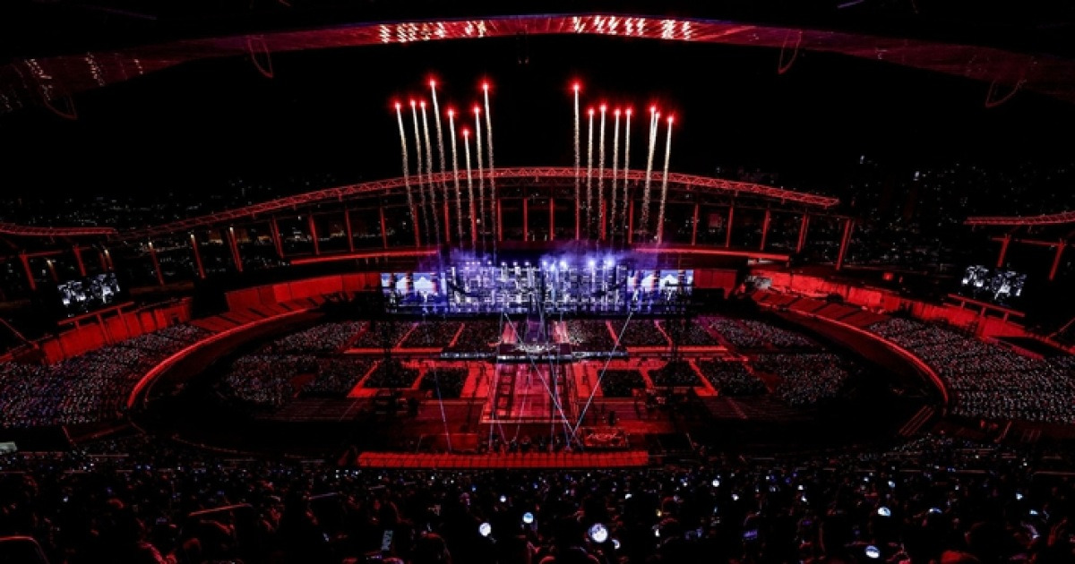 세븐틴 공연 중 폭죽 관객석에 튀는 사고…"깊은 사과, 치료 적극 지원"