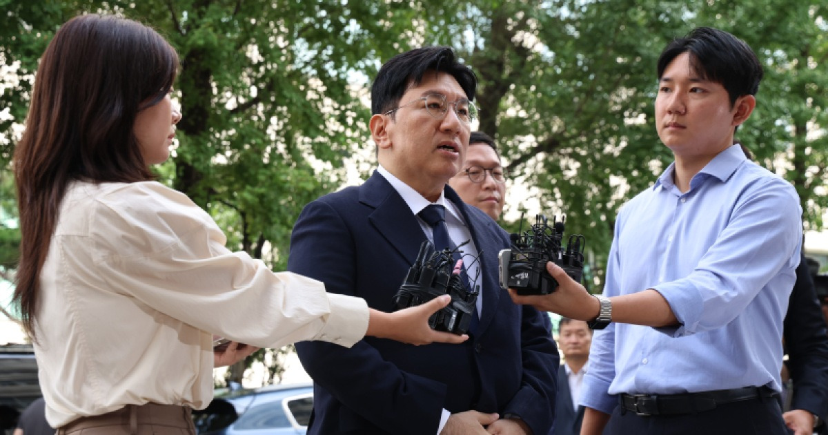 방시혁, 굳은 표정으로 경찰 출석 “심려 끼쳐 송구…조사 성실히 임할 것”