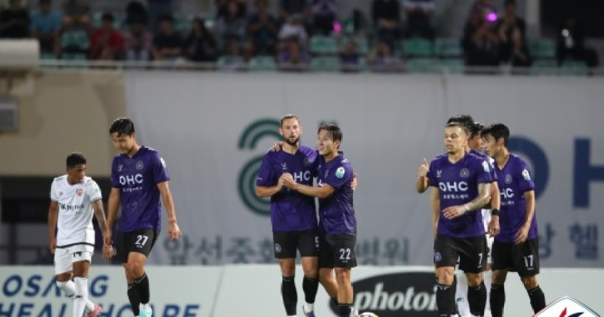 '수적 우세' 살린 안양, 10명 싸운 제주에 2-1 역전승...승격 후 첫 3연승