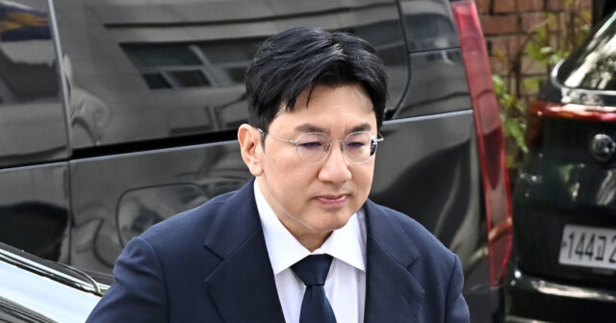 [속보] 방시혁 하이브 의장, 수척한 얼굴로 경찰 출석 "심려 끼쳐 송구"