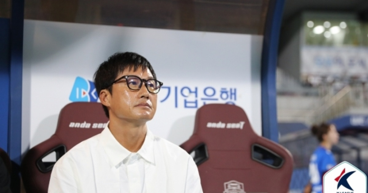 이정효 감독 뼈 있는 한마디 "외풍에 휘말리지 않은 선수들... 대견하고 자랑스럽다" [수원 현장]