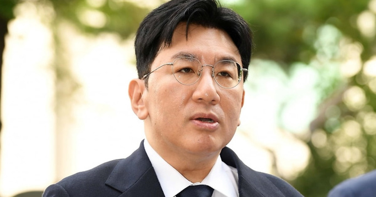 '1900억 부당이득 의혹' 방시혁, 14시간 경찰 조사…2인 경호 받으며 묵묵부답 귀가