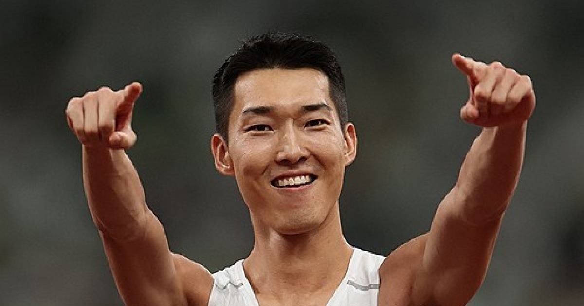 '바 흔들렸는데 천만다행' 우상혁, 2m28 2차시기 통과… 金 희망 이어간다