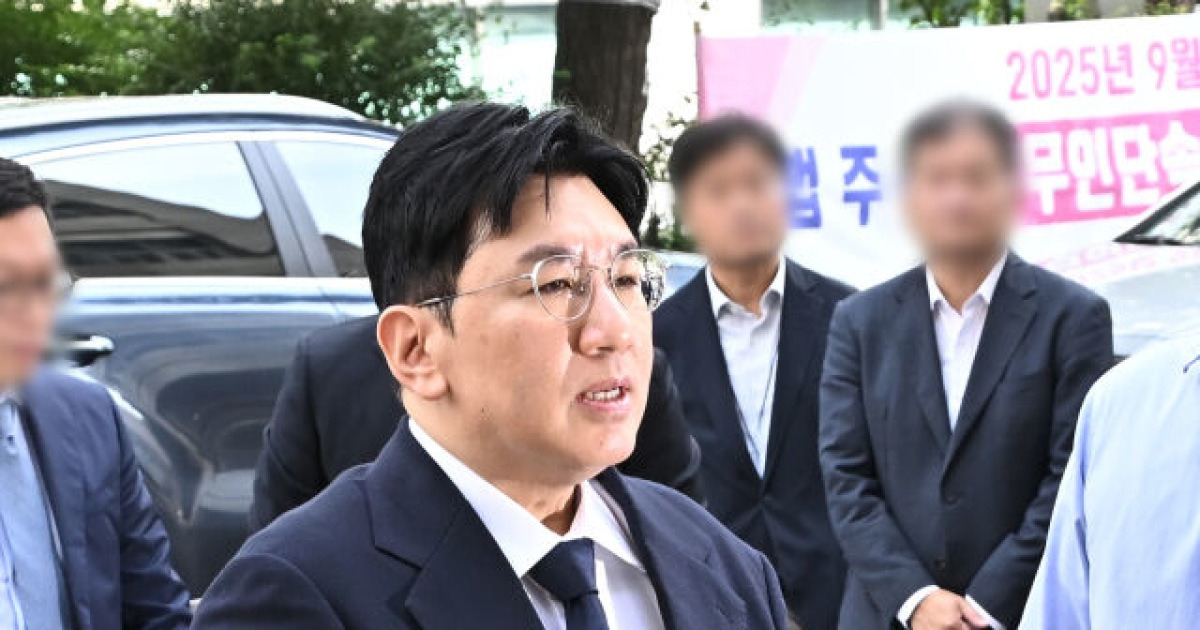 [속보]방시혁, 14시간 여 조사 받고 고개 숙인 채 귀가(종합)