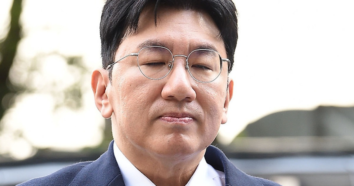 "조사 성실히"…고개 숙인 방시혁, 14시간 조사 후 묵묵부답 귀가 (엑's 현장)[종합]