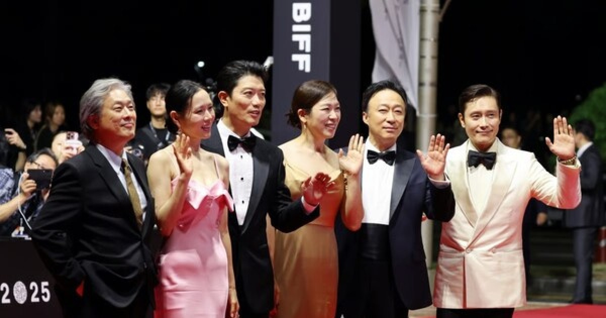 서른 살 BIFF, 희망의 돛 올리다…MC 이병헌 "또 다른 시작 목격"