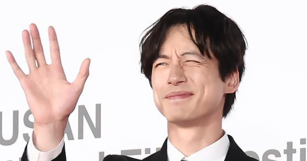 [30회 BIFF] '양다리 논란' 사카구치 켄타로, 웃으며 부산땅 밟았다