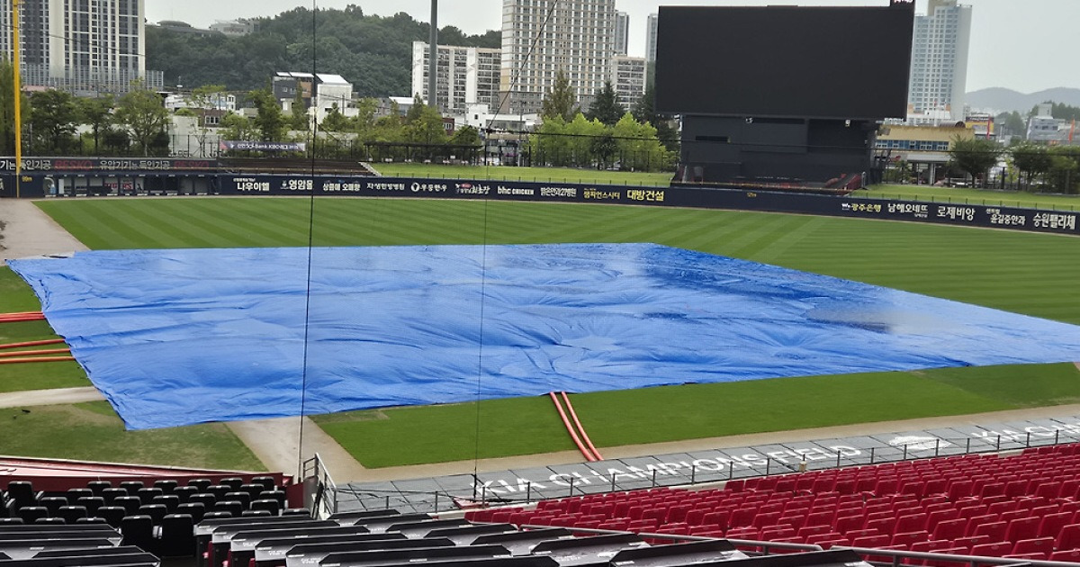 한화 KBO 역대 최초 도전 밀리나…'광주 폭우' 18일 더블헤더 가능성 커졌다[광주 현장]