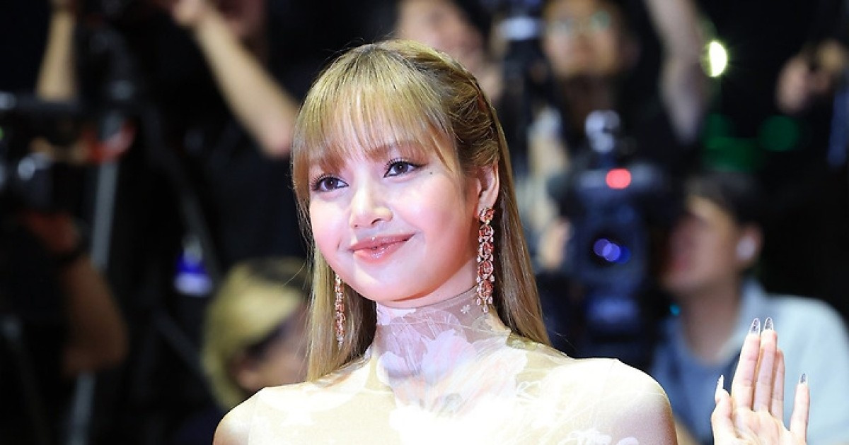 블랙핑크 리사, 레드카펫 깜짝 등장…파격 드레스 [30th BIFF]