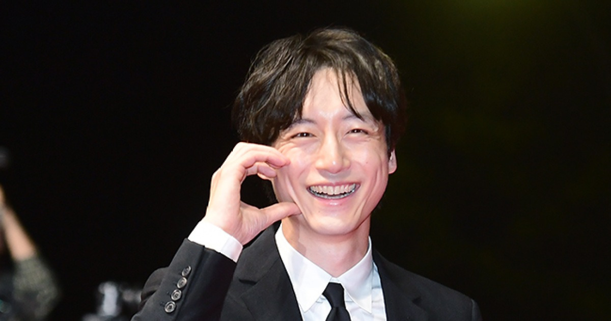 사카구치 켄타로, 사생활 논란 후 첫 레드카펫…팬들과 반갑게 인사 [30th BIFF]