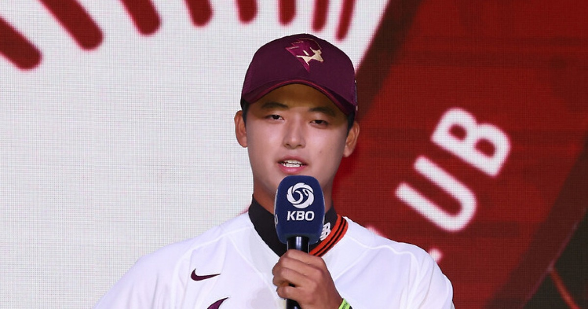 "안우진 선배 답장+조언에 깜짝 놀라"…'전체 1순위' 키움 박준현 "국내 잔류 결정에 큰 도움"