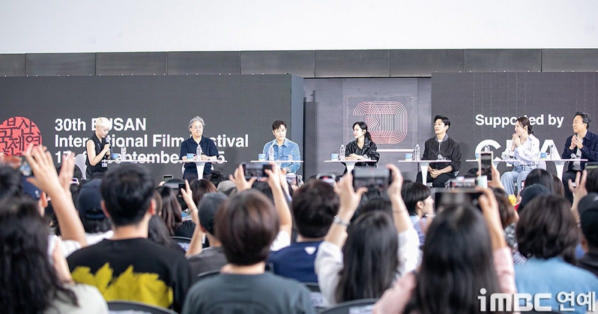 [30th BIFF] '어쩔수가없다' 박찬욱 "제 개그코드 특별하진 않아, 다만 웃음 뒤 마음이 짠해지는 걸 원해"
