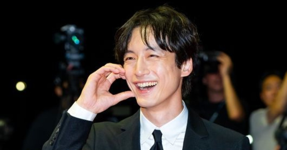 사카구치 켄타로, 볼하트+보조개 미소로 '양다리 논란' 극복..일단 웃었다[핫피플]