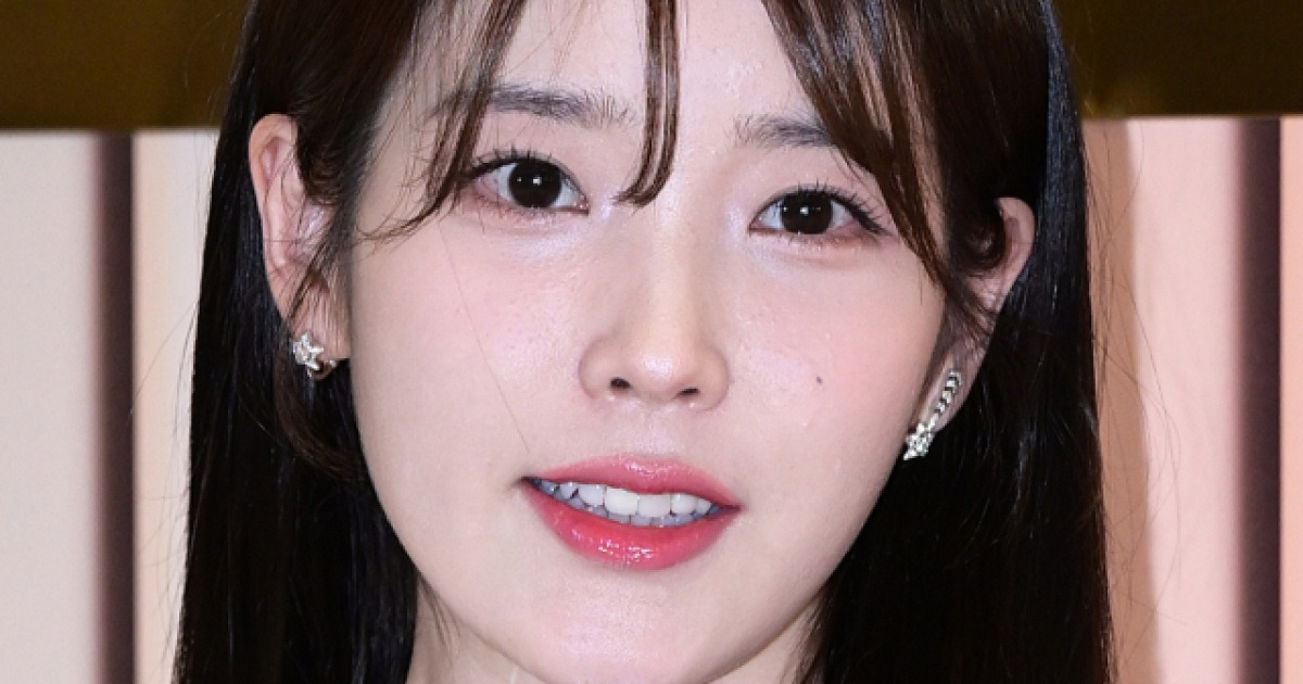 아이유, 데뷔 17주년 맞아 2억 기부···난치병 아동·독거노인 지원