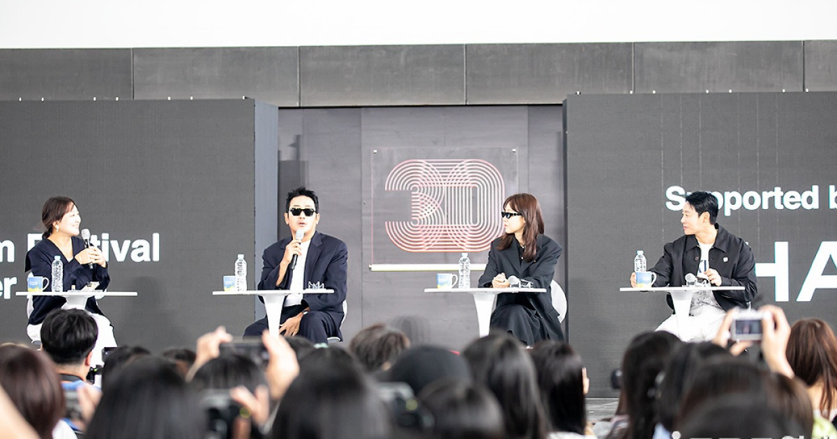 [30th BIFF]  '윗집사람들' 하정우 네 번째 감독작 "스페인 원작보다 재미있을 것"