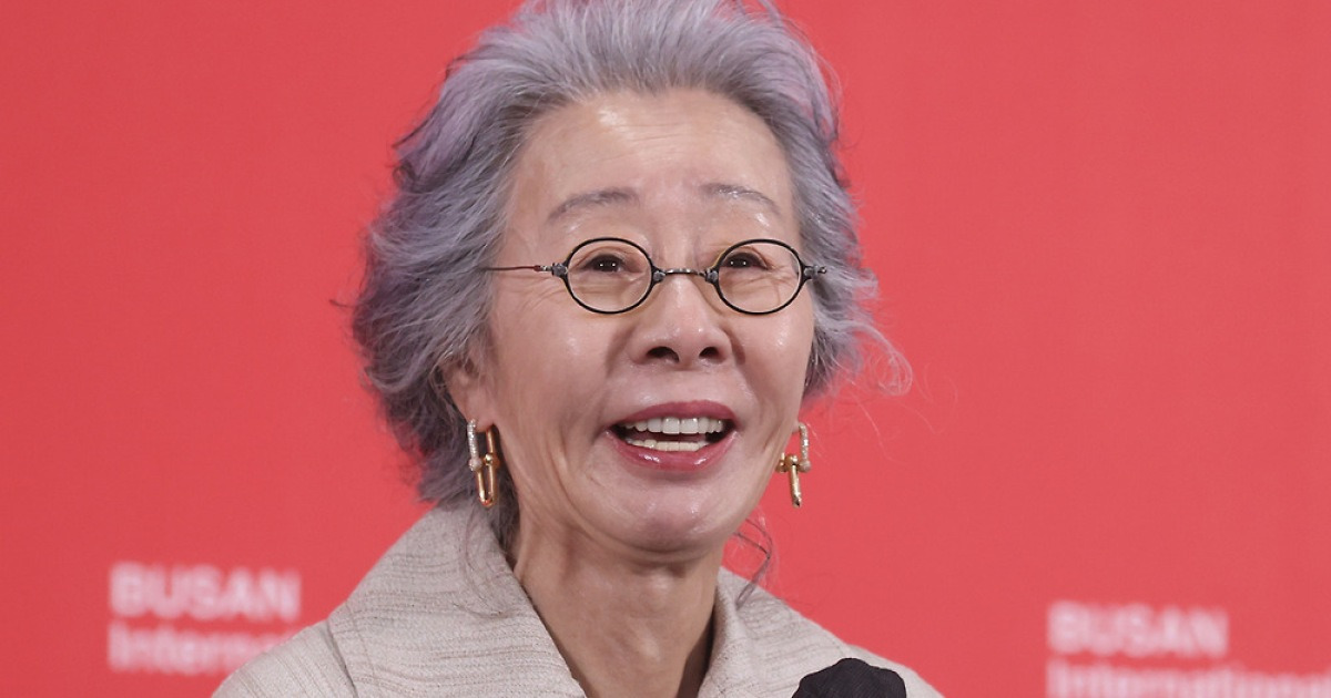 ‘아들 동성애 고백’ 윤여정 “한국, 굉장히 보수적…미국처럼 돼야”