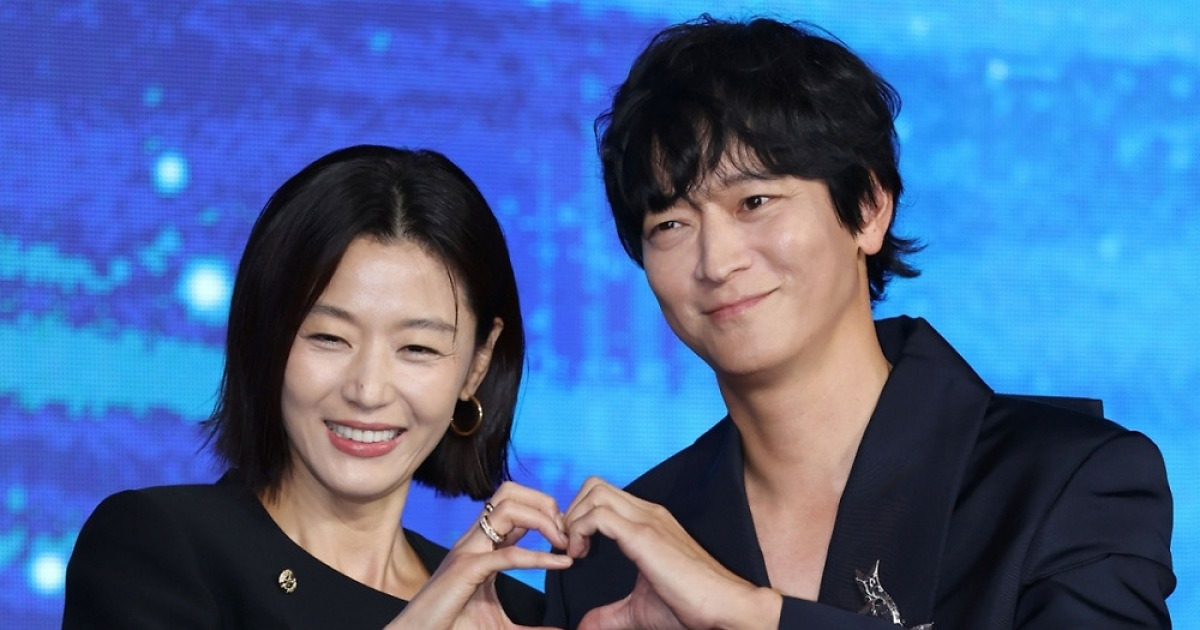 전지현♥강동원, 일 냈다!..세계가 인정한 '안구정화' 커플