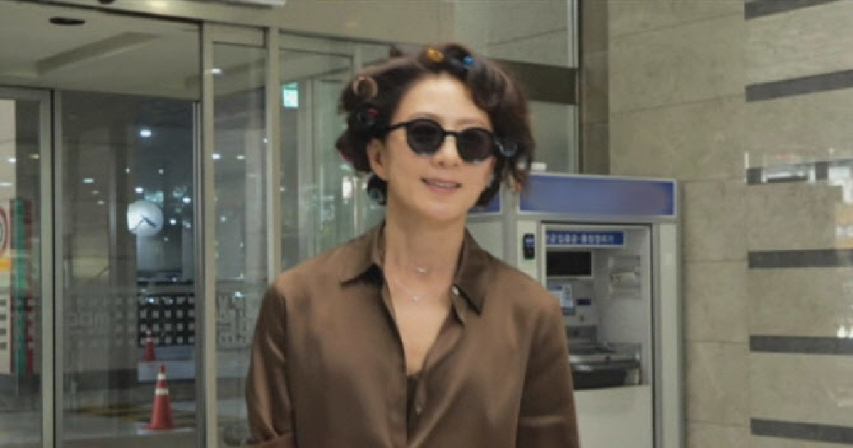 김희애 맞아?…헤어롤+선글라스 출근길 포착 (놀뭐)