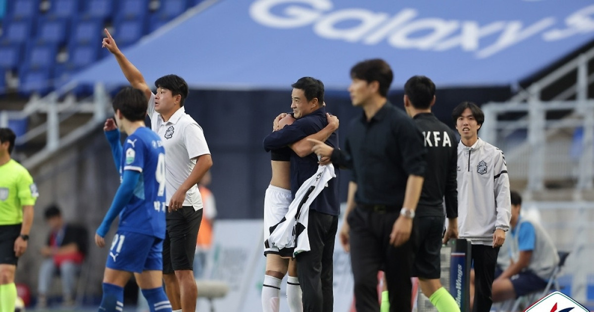 '자이언트 킬링 일냈다' 경남 김필종 감독대행 "이을용 감독님 생각나, 마음이 무겁다"