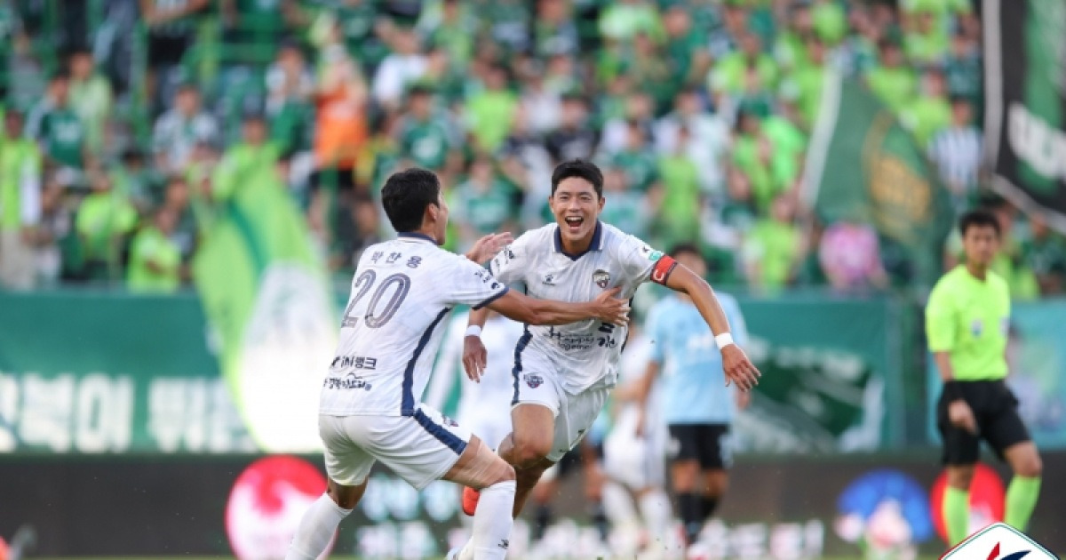 전북, 2위 김천 '고춧가루 포'에 1-2 패배...올시즌 홈에서 두 번째 패배 기록