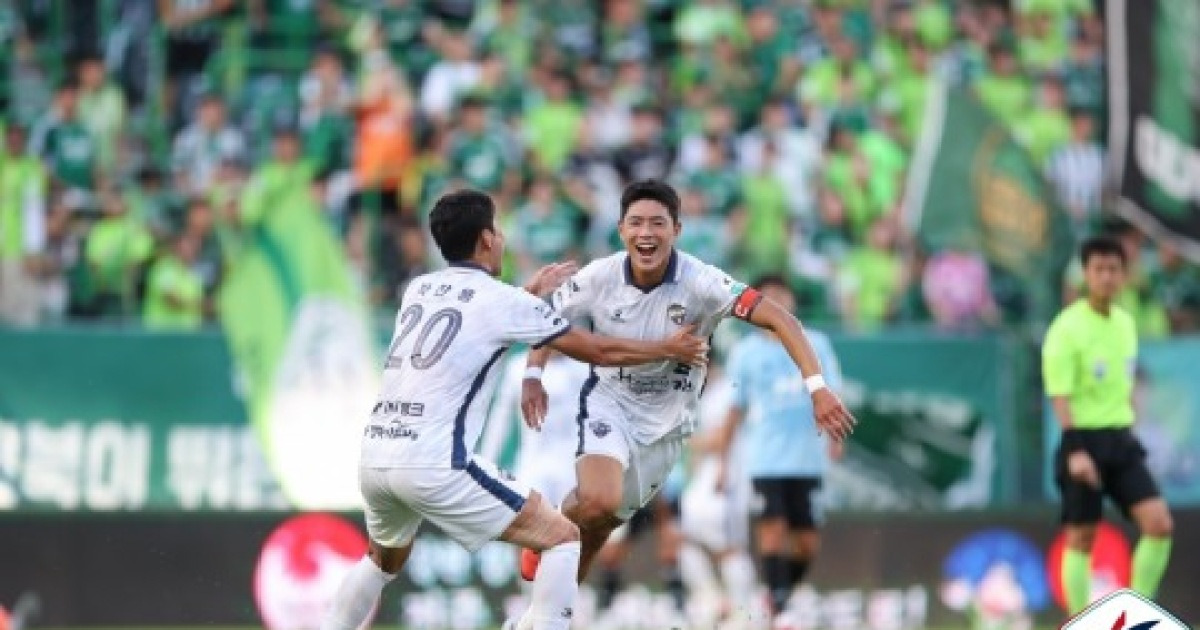 K리그1 김천, 전북 '우승 행진 제동'...박상혁 1골 1도움에 2-1 승리