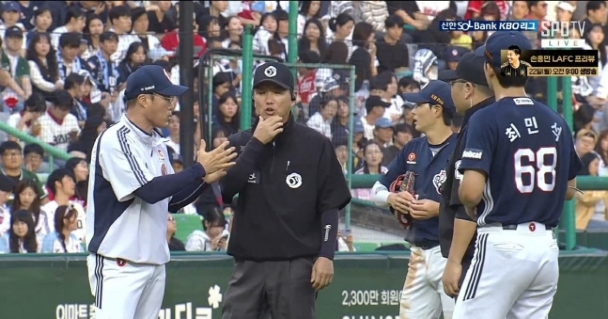'벤치 박차고 나온' 두산 조성환 대행, 대체 '3회말 2루서 무슨 일'이 벌어졌나 [인천 현장]