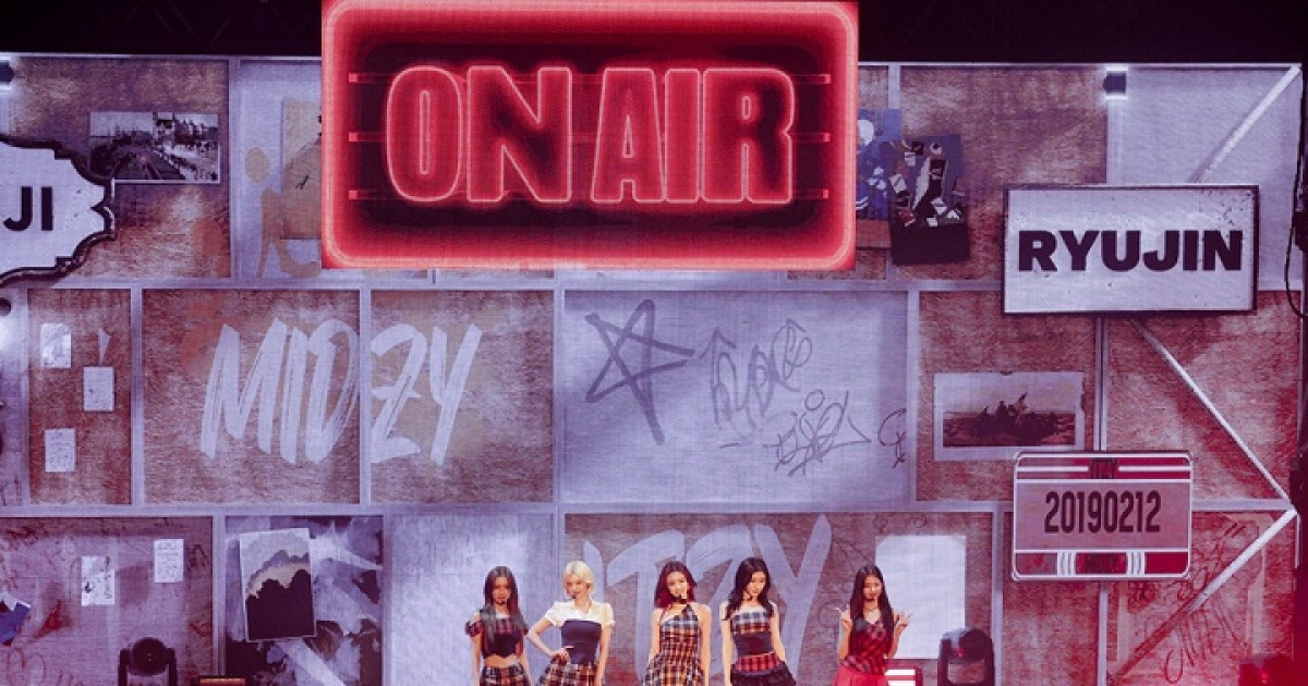 ITZY, 팬미팅서 재계약 깜짝 발표 "서로가 서로의 옆에 함께할 것"