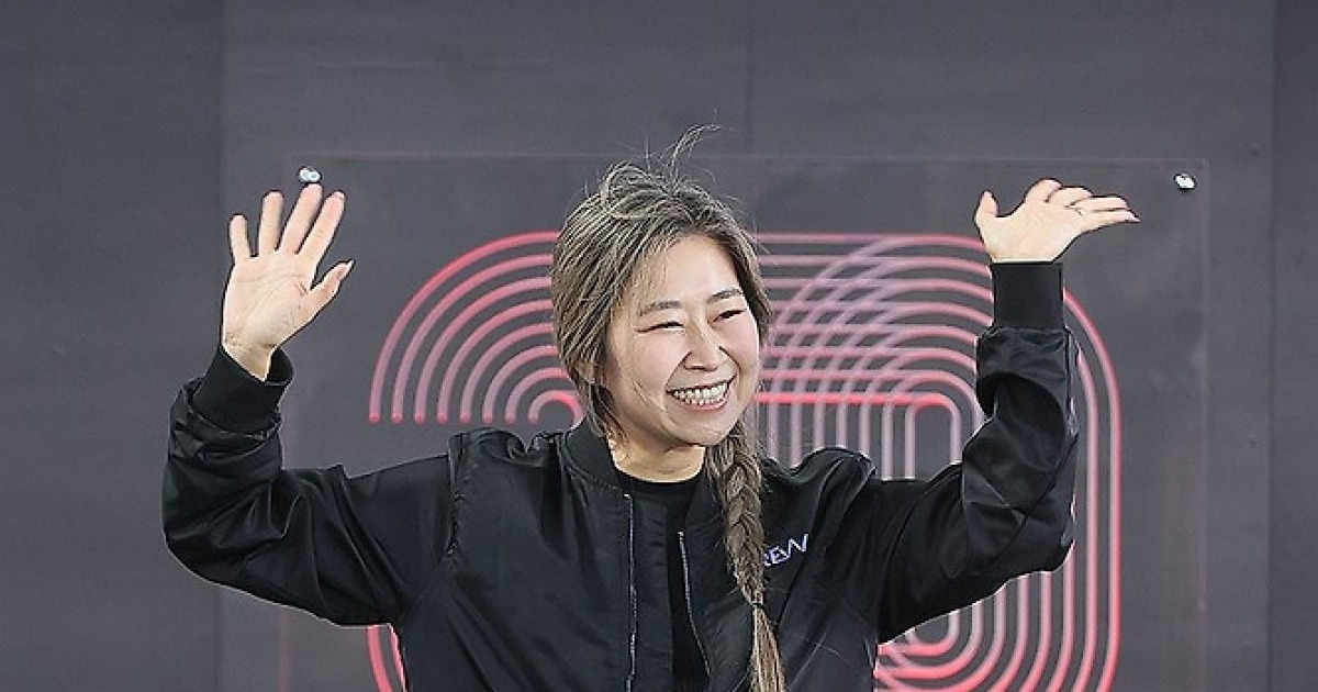 포즈 취하는 매기 강 감독
