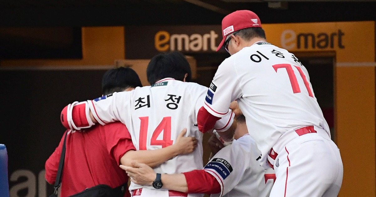 햄스트링 통증→갈라진 병원 소견→가벼운 염증 확정. 타율 0.241 타자의 부상에 가슴 쓸어내린 감독 "최정 빠르면 KT전부터 가능할지도"[인천 코멘트]