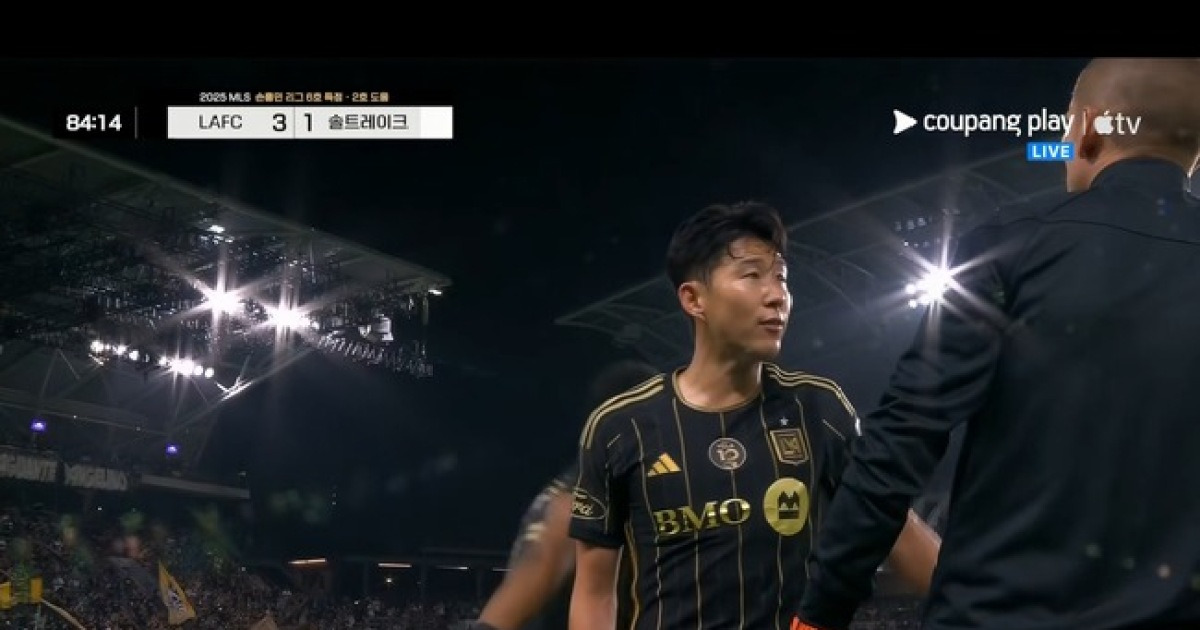 이게 무슨 일? '1골 1도움' 손흥민, 84분 교체되며 불만 표출 (후반 진행)