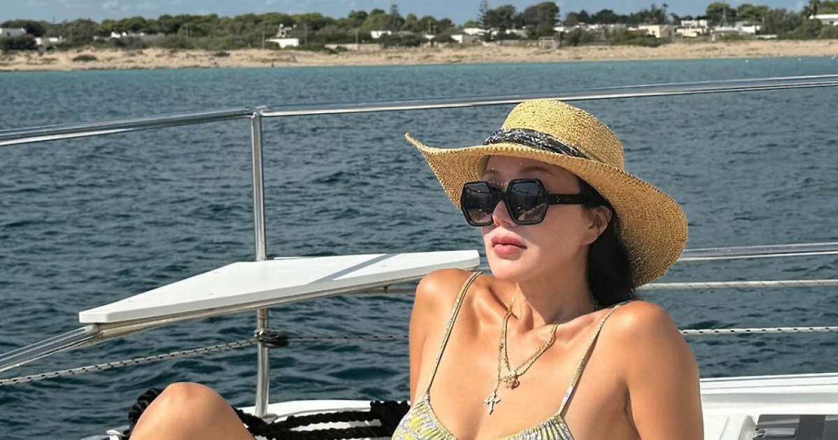 56세 엄정화, 모노키니 건강미 넘쳐…요트 여행이 화보가 돼 [DA★]