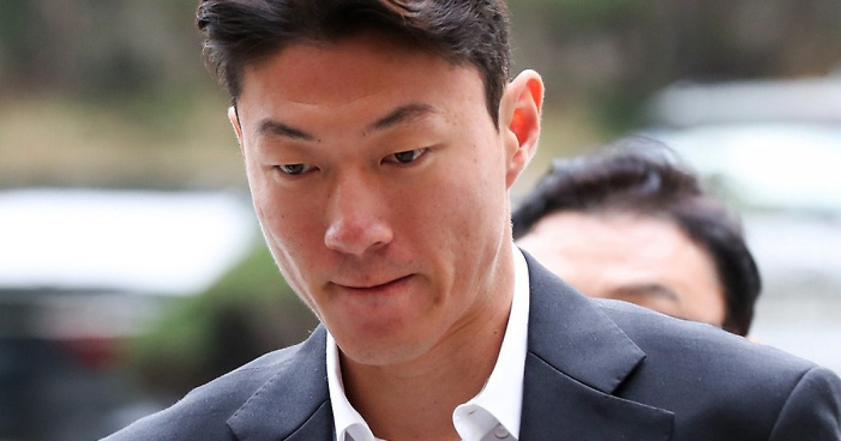 대한축구협회, 황의조의 신분을 ‘준 영구제명’ 상태로 정리…“국내에서 선수, 지도자, 심판, 선수관리담당자 활동 불가하다”