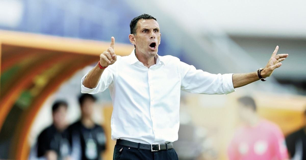 이런 식으로 하면 곤란해…전반 휘슬 울리기 전 벤치 박차고 나간 포옛