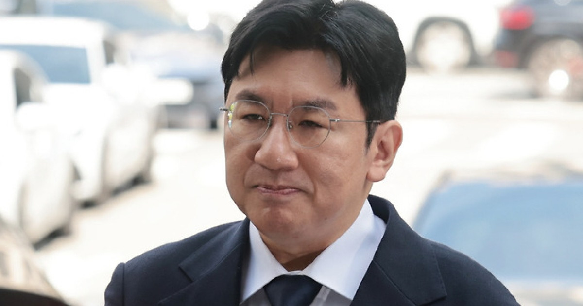 방시혁, 12시간 경찰조사 끝 경호 받으며 귀가…1900억 부당이득 인정 질문에 '침묵'[종합]