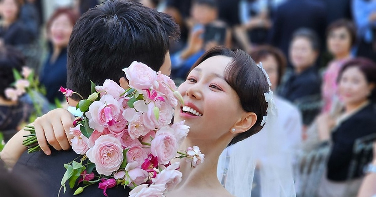 '출산 1년 만에 결혼' 이유영, 웨딩화보 공개 "평생 한 번뿐"