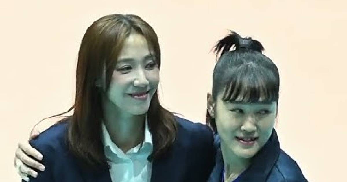 '이소영 귀여워 죽겠어~' 해설위원 변신한 한송이, 이소영 보고 눈에서 꿀이 뚝뚝