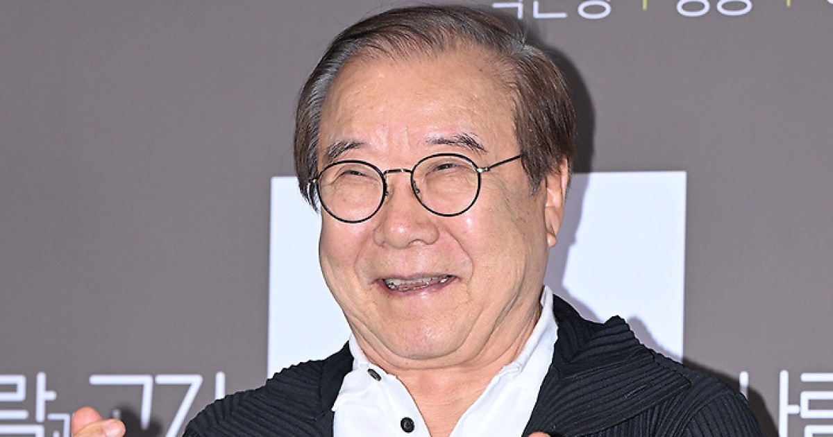 시사회를 찾은 스타들 | 장용, 미소 지으며 더블하트 [포토엔HD]