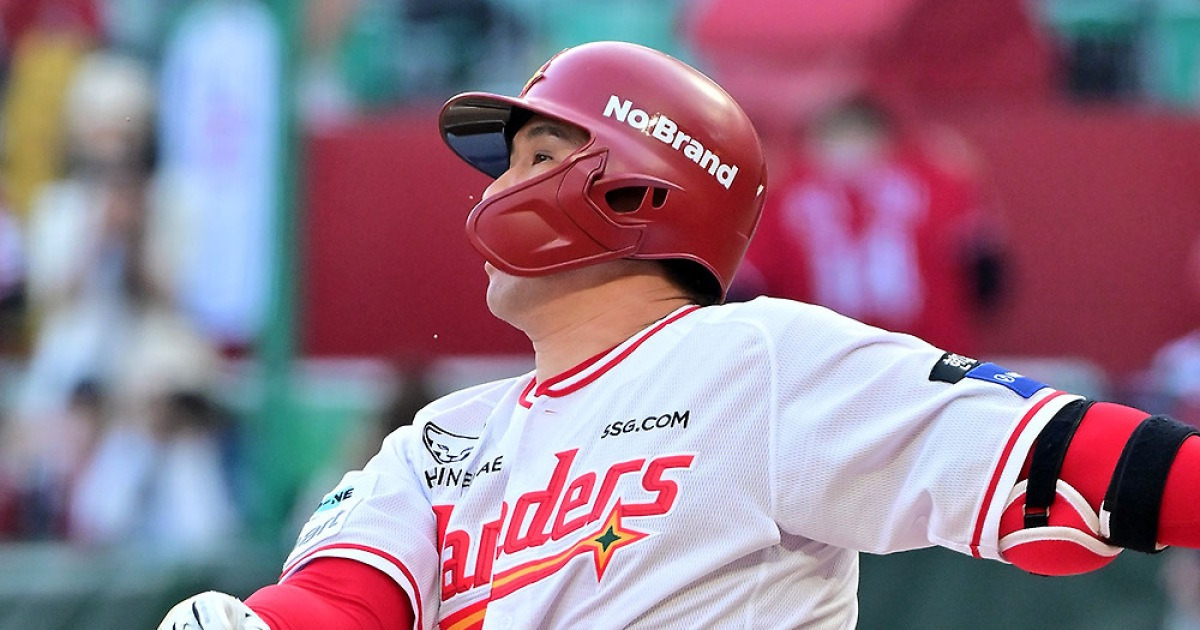 '타격·수비 훈련 소화' 최정, 23일 KIA전 결장...이숭용 감독 "아직 불편감 있다고 하더라" [인천 현장]