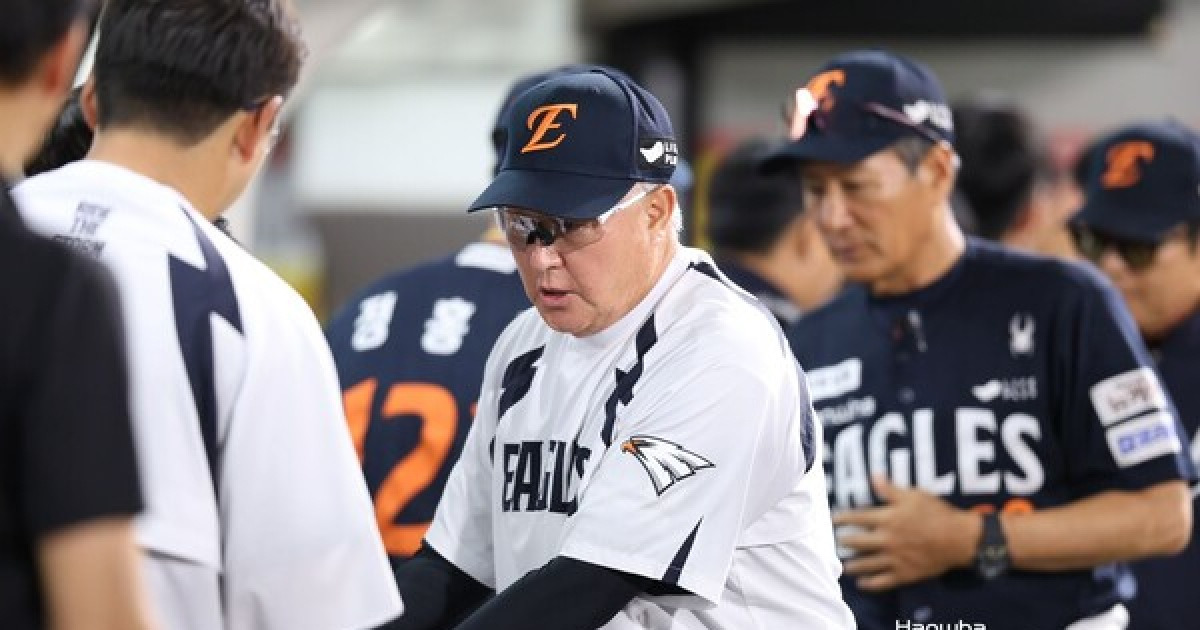 운명의 LG전 선발 로테이션 나왔다… 김경문 감독 "류현진-문동주 먼저 출격"