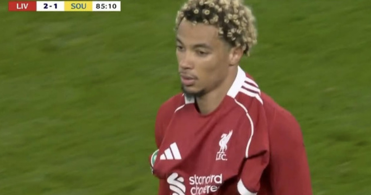 "내가 본 가장 멍청한 레드카드"…리버풀 FW, 옐로카드 있었는데 '유니폼 탈의' 세리머니→경고 누적 퇴장