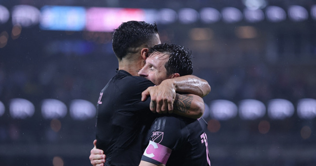 부앙가와 득점왕 경쟁·해트트릭 걸렸는데→PK 양보라니... 팀밖에 모르는 메시, 사령탑도 극찬