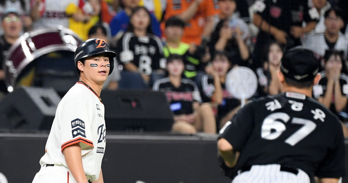 신인이라도 룰을 모르다니... 김영우가 3루수에게 공을 던진 스노우볼이 4실점 패배[대전 현장]